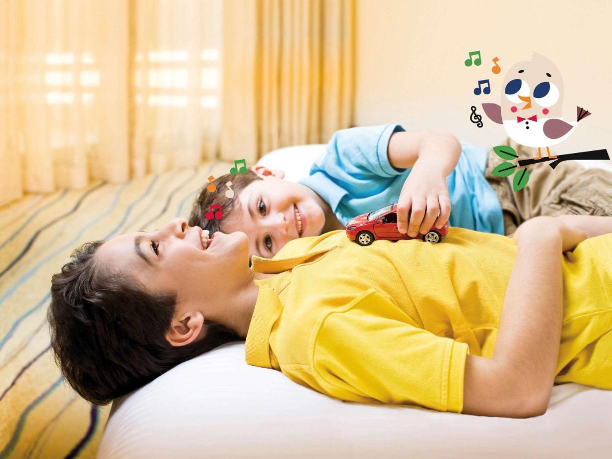 Moevenpick Villas & Residences Phu Quoc Luaran gambar A child with autism playing with a toy car
