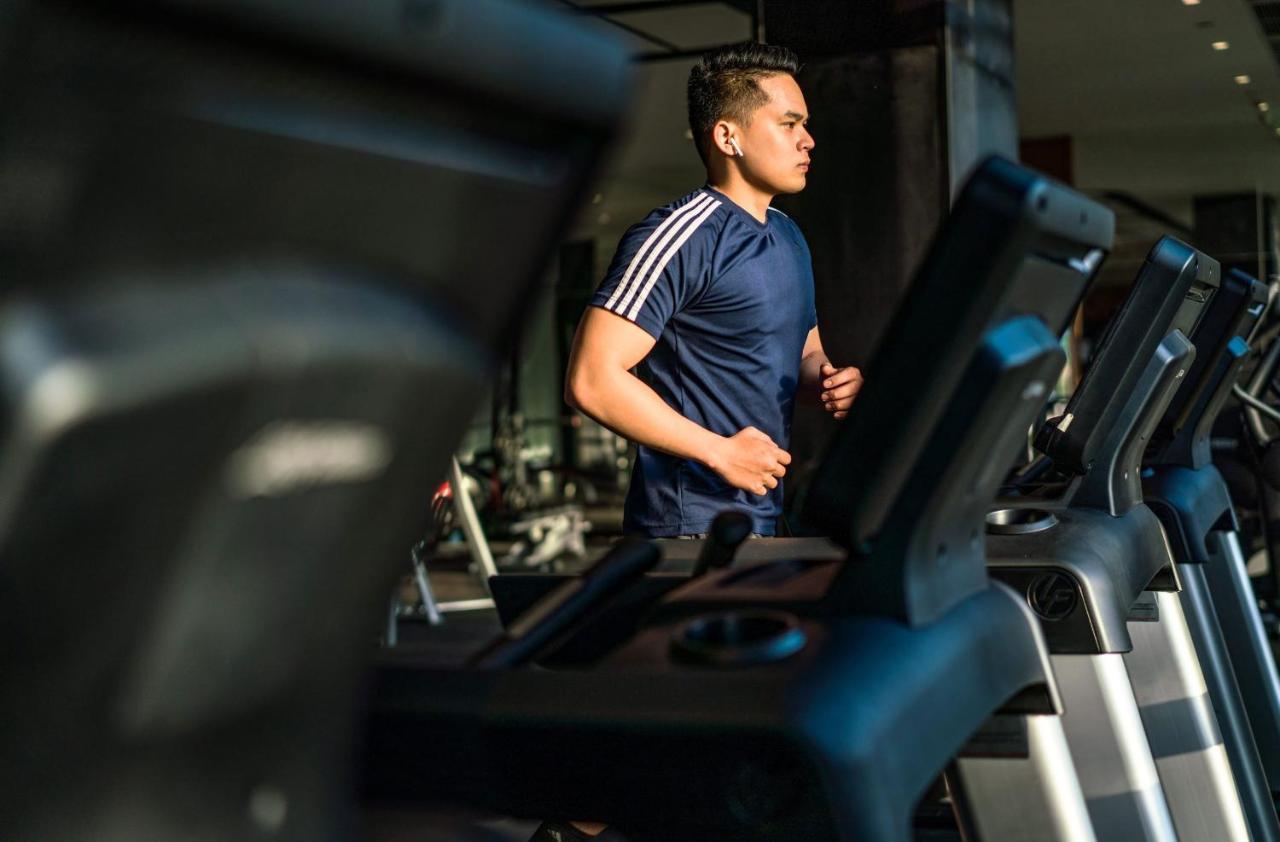 Moevenpick Villas & Residences Phu Quoc Luaran gambar A man running on a treadmill